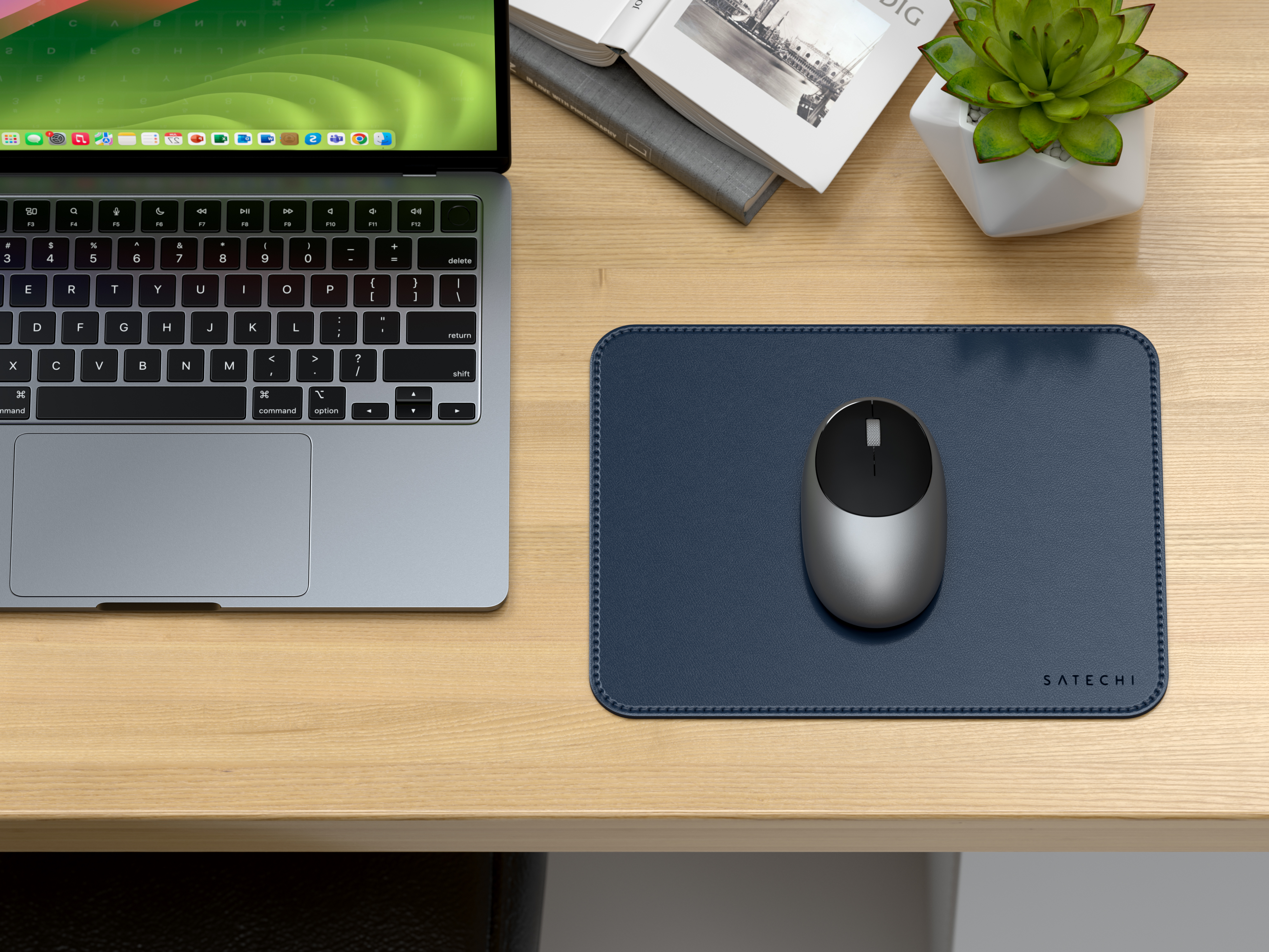 SATECHI_ECOLEATHER_MOUSEPAD_Blue_ENV1.jpg