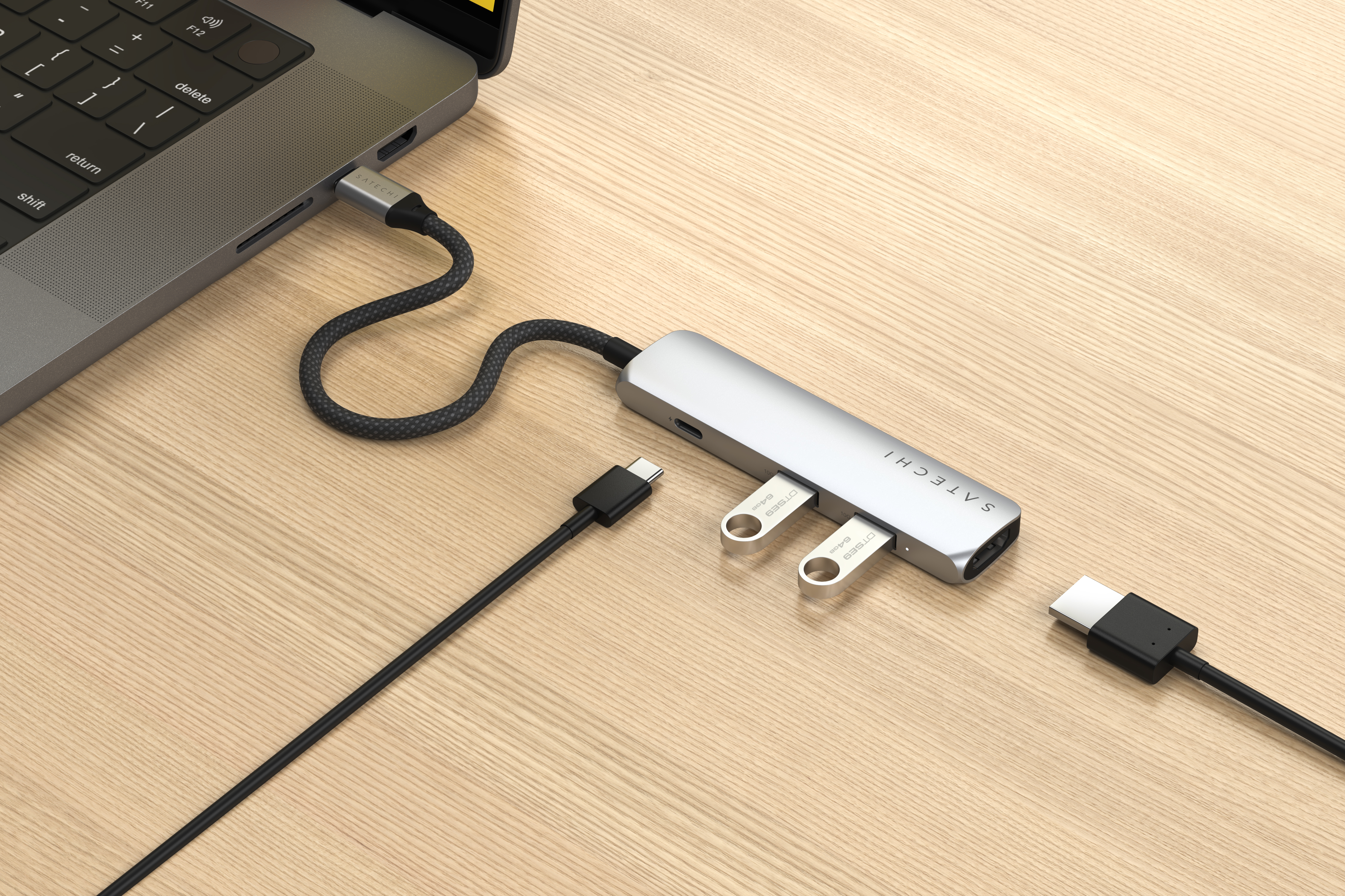 SATECHI_4-in-1 USB-C Slim Multiport Adapter 4K_SILVER_LIFESTYLE.jpg